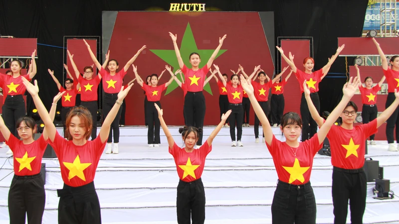 Hơn 5.000 sinh viên tham gia lễ chào cờ và nhảy flashmob.