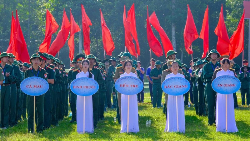 Các đoàn vận động viên tham dự hội thao.