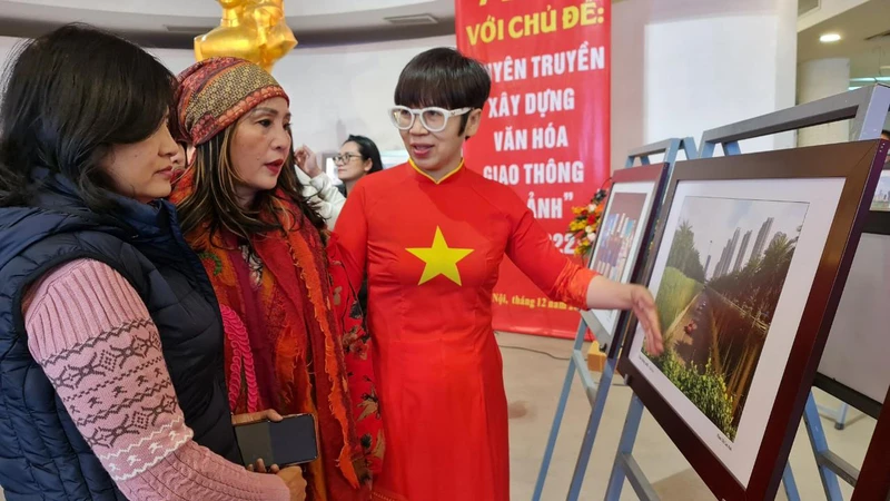 Tác giả Phạm Thị Lan Anh chia sẻ về tác phẩm "Giao thông xanh" với khách tham dự triển lãm.