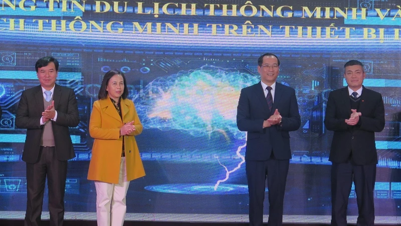 Đại diện lãnh đạo Ủy ban nhân dân tỉnh cùng các Sở, ban ngành, doanh nghiệp bấm nút khai trương “Cổng thông tin du lịch thông minh; ứng dụng du lịch thông minh trên thiết bị di động” và Phát động chương trình “Đại sứ du lịch Lạng Sơn”.