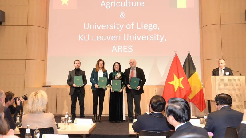 Học viện Nông nghiệp Việt Nam trao đổi văn kiện hợp tác với Đại học Liege, KU Leuven và Tổ chức Hàn lâm nghiên cứu giáo dục đại học ARES về đào tạo, nghiên cứu và đổi mới sáng tạo. 