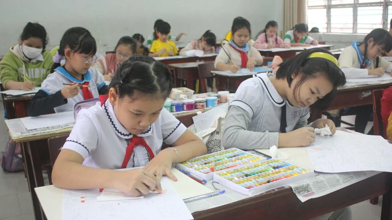 Các em thiếu nhi tham gia vẽ tranh.