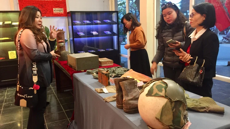 Các đại biểu tham quan những hiện vật liên quan đến 12 ngày đêm của trận “Hà Nội - Điện Biên Phủ trên không”.