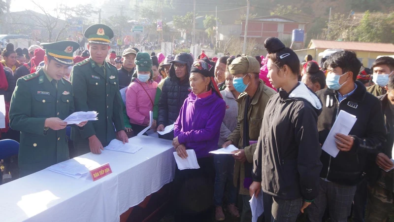 Bà con nhân dân đến thăm khám tại trung tâm xã Phiêng Pằn.