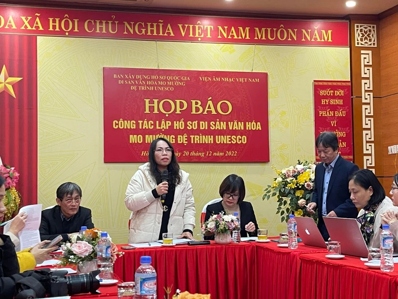 Bà Bùi Thị Niềm, Giám đốc Sở Văn hóa, Thể thao và Du lịch tỉnh Hòa Bình (giữa) phát biểu tại buổi họp báo.
