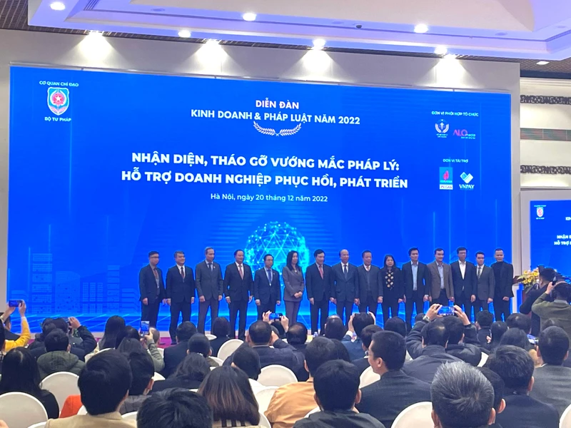 Phó Thủ tướng Phạm Bình Minh cùng các diễn giả tại Diễn đàn.