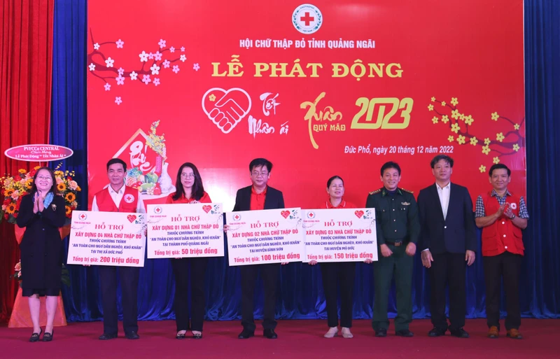 Trao bảng tượng trưng hỗ trợ xây dựng 10 “Nhà Chữ thập đỏ” cho ngư dân nghèo, khó khăn ở Quảng Ngãi.