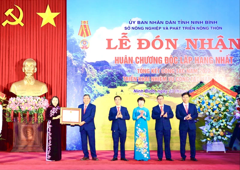 Thừa ủy quyền của Chủ tịch nước, đồng chí Nguyễn Thị Thu Hà, Ủy viên Trung ương Đảng, Bí thư Tỉnh ủy, Trưởng Đoàn đại biểu Quốc hội tỉnh Ninh Bình trao tặng Huân chương Độc lập hạng Nhất cho Sở Nông nghiệp và Phát triển Nông thôn Ninh Bình.