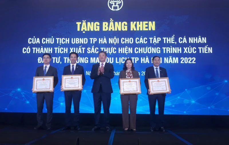 Trao tặng bằng khen cho các cá nhân, tập thể có thành tích xuất sắc trong chương trình xúc tiến đầu tư, thương mại, du lịch của Hà Nội năm 2022.