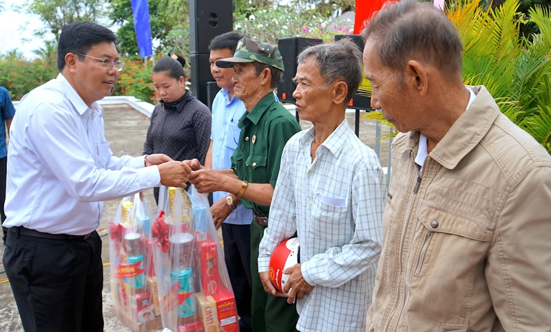 Bí thư Tỉnh ủy Cà Mau Nguyễn Tiến Hải (bìa trái) trao tặng quà Tết cho nhân dân vùng căn cứ Xẻo Đước vào sáng 11/1.