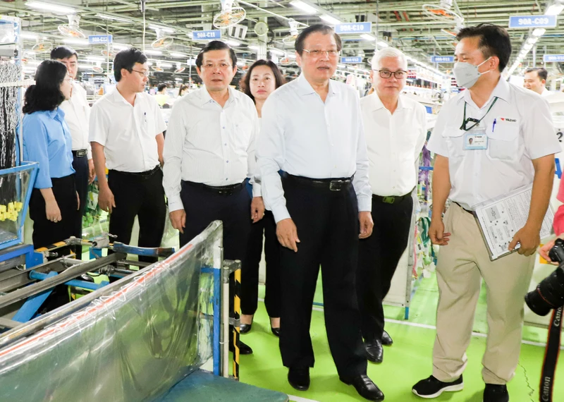 Trưởng Ban Nội chính Trung ương Phan Đình Trạc và Đoàn công tác tham quan Nhà máy sản xuất của Công ty TNHH Yazaki EDS Việt Nam.