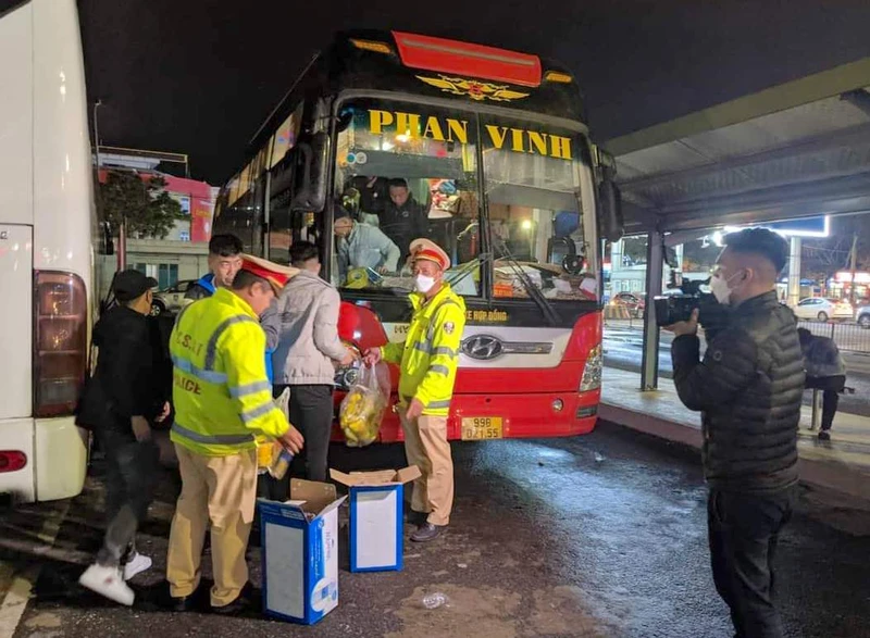 Lực lượng chức năng bố trí phương tiện để sang xe cho các hành khách tiếp tục hành trình.