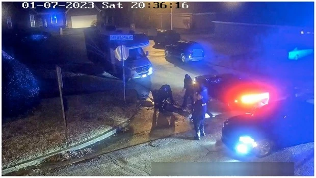 Đoạn video cho thấy các cảnh sát Memphis đấm, đá và dùng dùi cui để hành hung Tire Nichols. (Nguồn: TTXVN/The New York Times)
