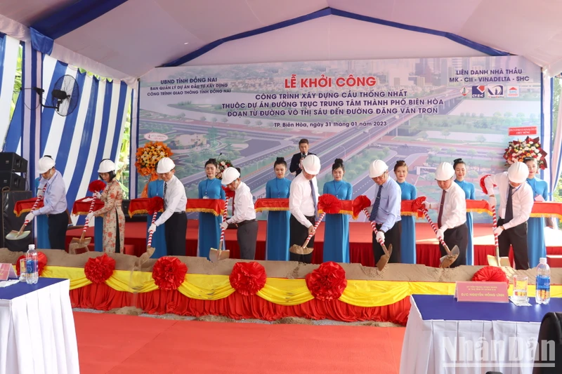 Các đại biểu thực hiện nghi thức khởi công xây dựng cầu Thống Nhất.