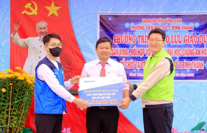 Trao tặng dụng cụ học tập cho Trường tiểu học số 2 Bình Thạnh, huyện Bình Sơn.