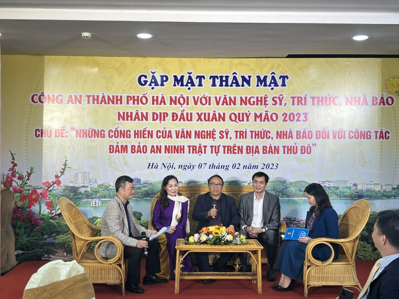 Các văn nghệ sĩ, nhà báo, tri thức tiêu biểu giao lưu tại buổi gặp mặt.