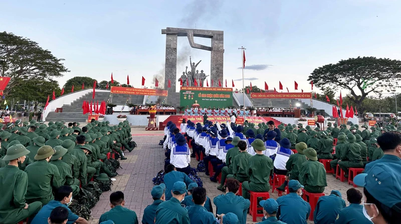 Quang cảnh buổi Lễ giao, nhận quân tại Quảng trường 16 Tháng 4, thành phố Phan Rang-Tháp Chàm, tỉnh Ninh Thuận.