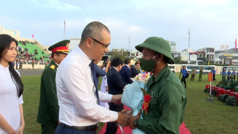 Đồng chí Phạm Đại Dương, Ủy viên Trung ương Đảng, Bí thư Tỉnh ủy, Trưởng Đoàn Đại biểu Quốc hội tỉnh Phú Yên tặng hoa, động viên các thanh niên thành phố Tuy Hòa lên đường nhập ngũ.