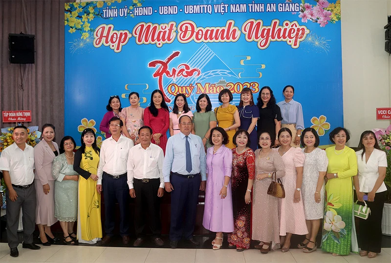 Lãnh đạo tỉnh An Giang chụp ảnh lưu niệm cùng doanh nghiệp.