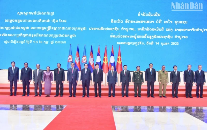 Lãnh đạo Đảng Nhân dân cách mạng Lào và lãnh đạo Đảng Nhân dân Campuchia tại hội nghị. (Ảnh: báo Pasaxon)