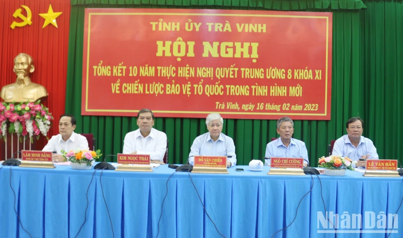 Bí thư Trung ương Đảng, Chủ tịch Ủy ban Trung ương Mặt trận Tổ quốc Việt Nam Đỗ Văn Chiến (ngồi giữa) dự hội nghị.