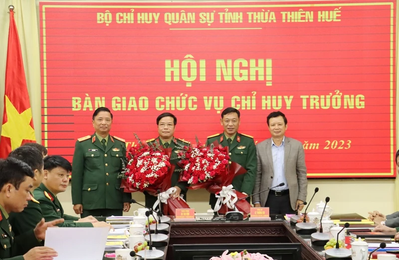 Bí thư Tỉnh ủy Lê Trường Lưu và Trung tướng Hà Thọ Bình, Tư lệnh Quân khu 4, tặng hoa chúc mừng Đại tá Ngô Nam Cường và Thượng tá Phan Thắng.
