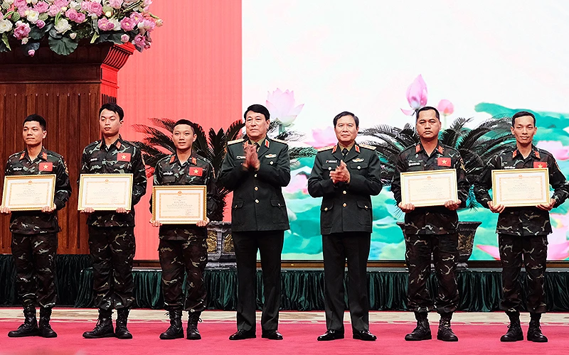 Đại tướng Lương Cường, Thượng tướng Nguyễn Tân Cương (thứ 4 và 5 lần lượt từ trái qua) trao Bằng khen của Bộ trưởng Quốc phòng tặng các sĩ quan, chiến sĩ xuất sắc trong thực hiện nhiệm vụ tham gia hỗ trợ nhân đạo, cứu trợ thảm họa động đất tại Thổ Nhĩ Kỳ.