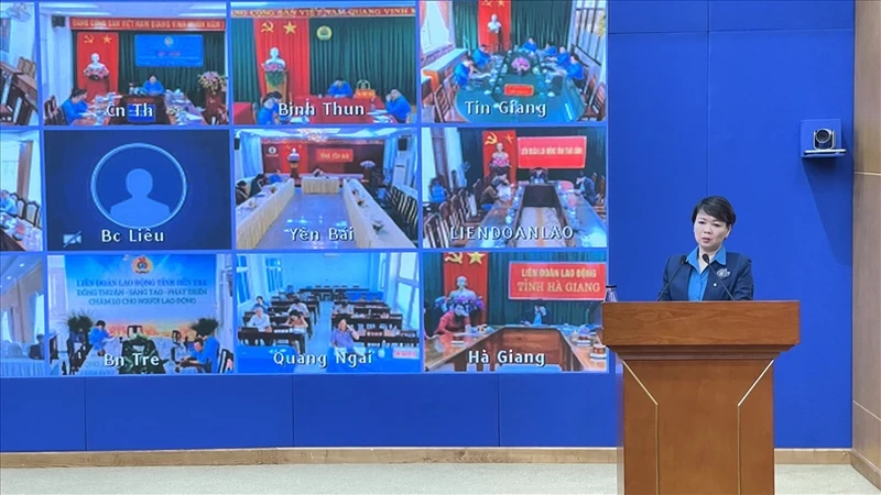 Đại diện Tổng Liên đoàn Lao động Việt Nam báo cáo tình hình chăm lo Tết và quan hệ lao động Tết Quý Mão.