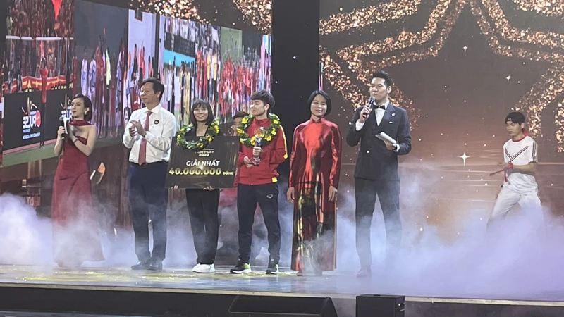 Trao giải Nhất Giải Fair Play 2022 cho đội tuyển nữ Việt Nam.