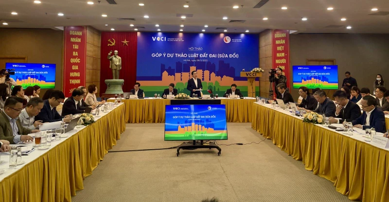 Quang cảnh Hội thảo góp ý Dự thảo Luật đất đai (sửa đổi).