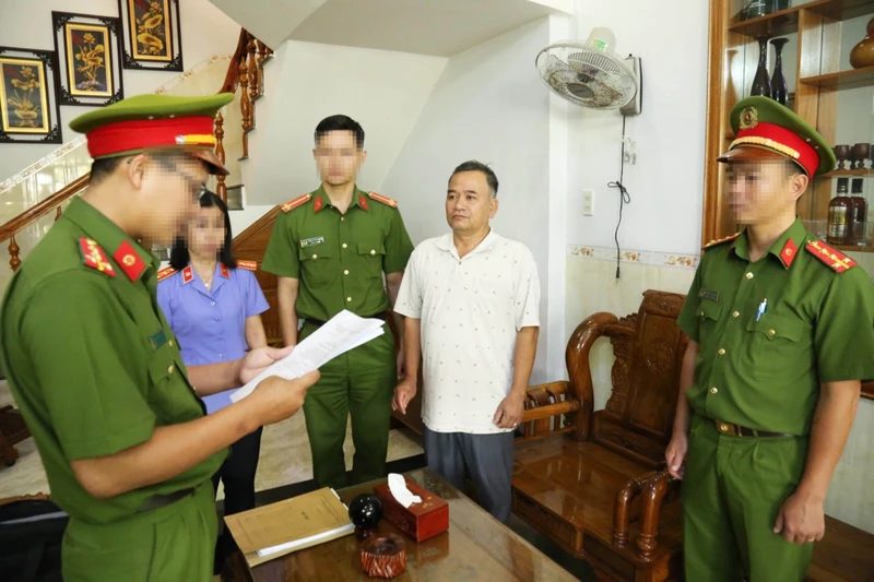 Cơ quan chức năng thực hiện lệnh bắt tạm giam Lê Tự Trị tại nhà riêng, khu phố 5, phường Phú Lâm, thành phố Tuy Hòa, tỉnh Phú Yên. (Ảnh: Công an tỉnh Ninh Thuận)