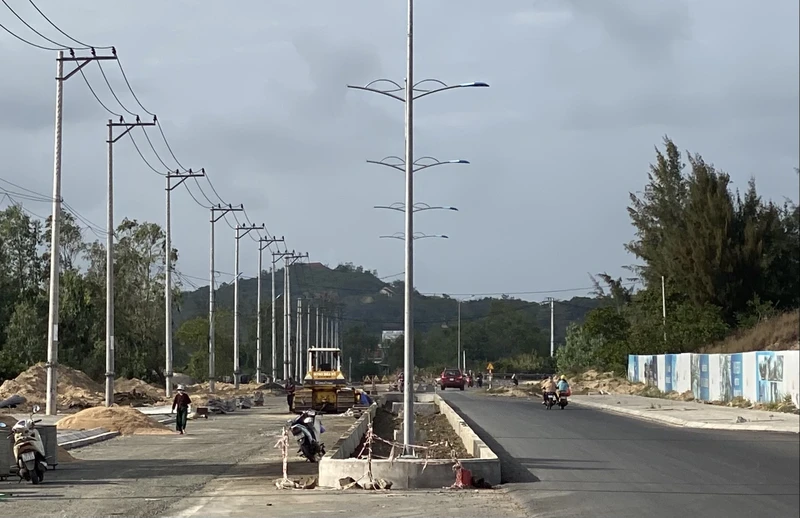Phú Yên vừa có chủ trương đầu tư 3428 tỷ đồng hoàn thiện tuyến đường ven biển phía bắc cầu An Hải (xã An Ninh Đông, huyện Tuy An) đến Trung tâm An điều dưỡng tàu ngầm hải quân để khai thác phát triển du lịch.