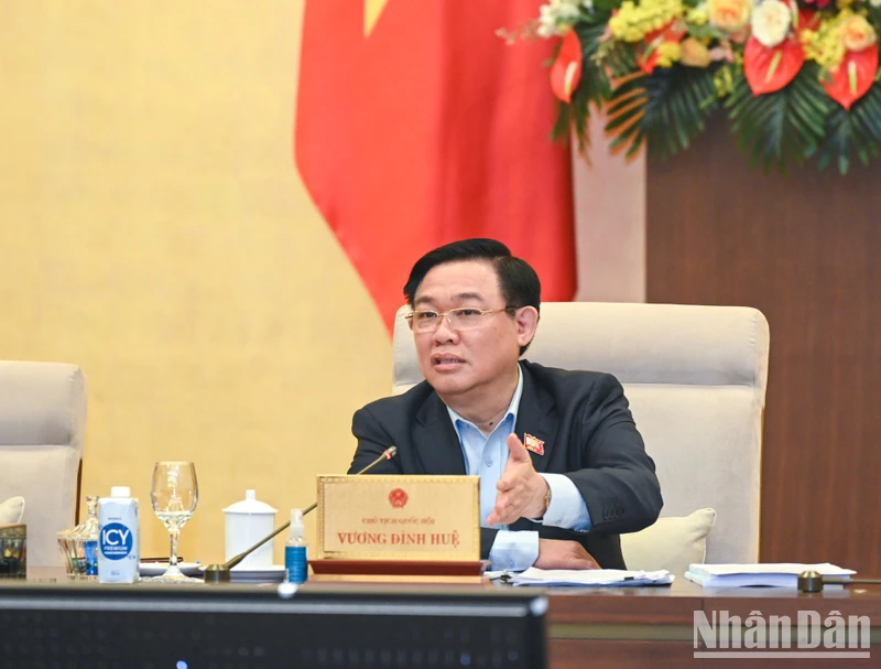 Chủ tịch Quốc hội Vương Đình Huệ phát biểu ý kiến tại phiên họp.