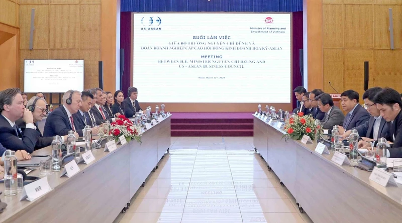 Bộ trưởng Kế hoạch và Đầu tư Nguyễn Chí Dũng làm việc với Đoàn doanh nghiệp cấp cao Hoa Kỳ. (Ảnh: CTV)