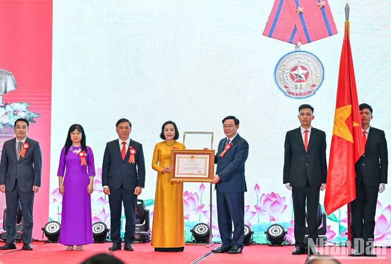 Chủ tịch Quốc hội Vương Đình Huệ trao Huân chương Lao động hạng Nhì cho Ban Công tác đại biểu.
