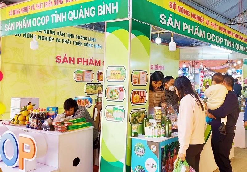 Nhiều mặt hàng OCOP của tỉnh Quảng Bình được người tiêu dùng lựa chọn để mua.
