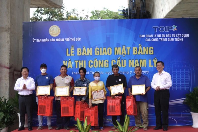 Địa phương và chủ đầu tư tại Lễ bàn giao mặt bằng để tiếp tục thi công cầu Nam Lý.
