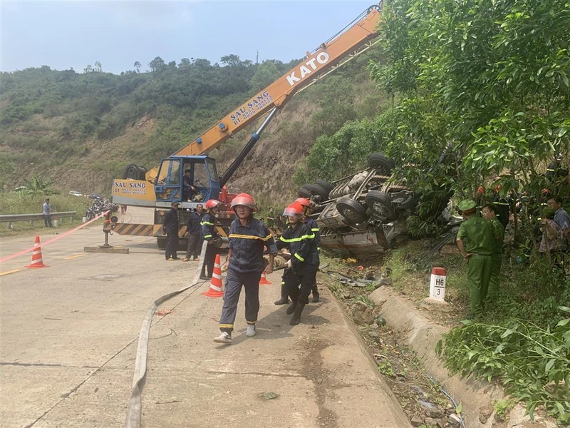 Lực lượng chức năng cứu hộ, cứu nạn tại hiện trường xảy ra tai nạn.