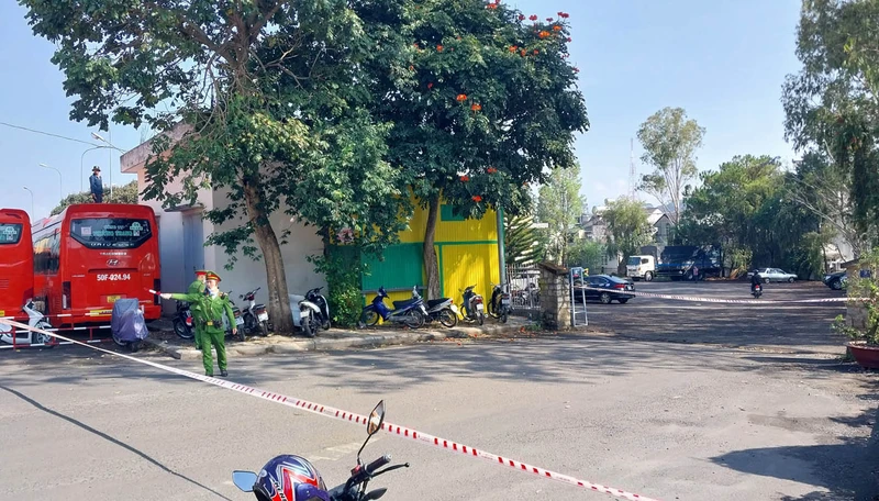 Lực lượng công an phong tỏa Trung tâm đăng kiểm xe cơ giới tại Đà Lạt.