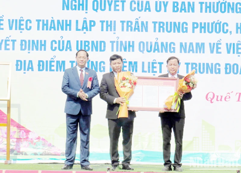 Phó Chủ tịch Quốc hội Trần Quang Phương trao Nghị quyết thành lập thị trấn Trung Phước cho đại diện lãnh đạo địa phương.