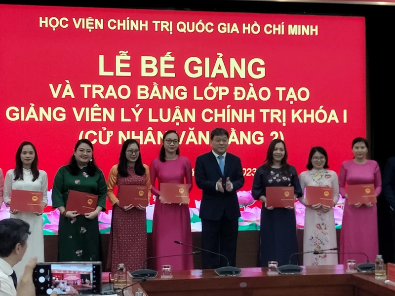 Lễ bế giảng lớp đào tạo giảng viên lý luận chính trị khóa I (2021-2023).