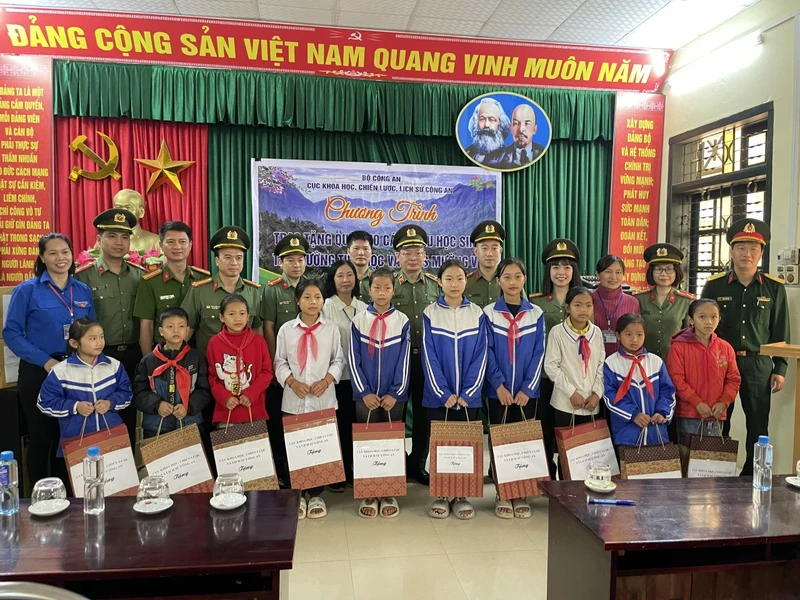 Tặng quà cho các em học sinh có hoàn cảnh khó khăn vượt khó học tập trên địa bàn xã Mường Và.
