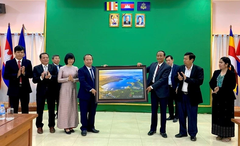 Phó Bí thư Thường trực Tỉnh ủy Châu Ngọc Tuấn thăm, chúc Tết cổ truyền Chol Chnam Thmay tại tỉnh Stung Treng.