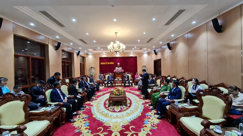 Đoàn đại biểu cấp cao tỉnh Savanakhet thăm và làm việc tại Đà Nẵng.