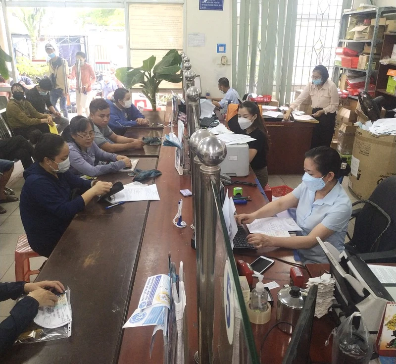 Người lao động làm hồ sơ, thủ tục giải quyết BHXH 1 lần tại BHXH huyện Hóc Môn.