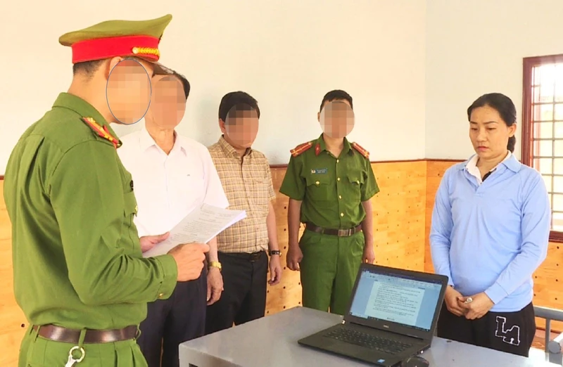 Cơ quan Cảnh sát điều tra thi hành quyết định khởi tố đối với bị can Trần Thị Nguyên Hằng.