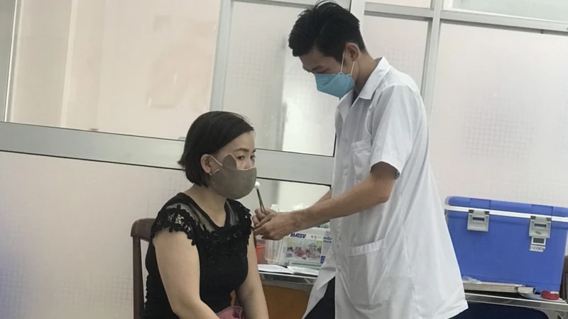 Tiêm vaccine ngừa Covid-19 cho người dân tại CDC Cần Thơ.