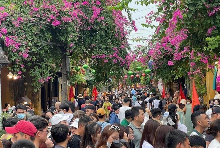 Đông đảo du khách tham quan Khu phố cổ Hội An.