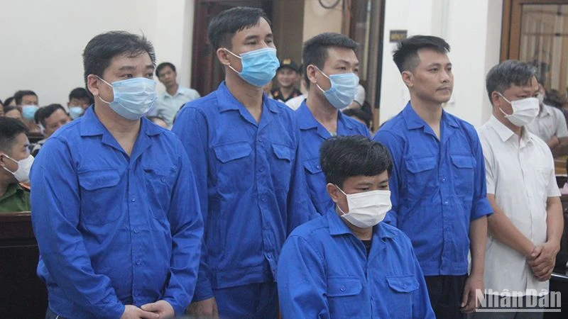Các bị cáo tại phiên tòa xét xử.