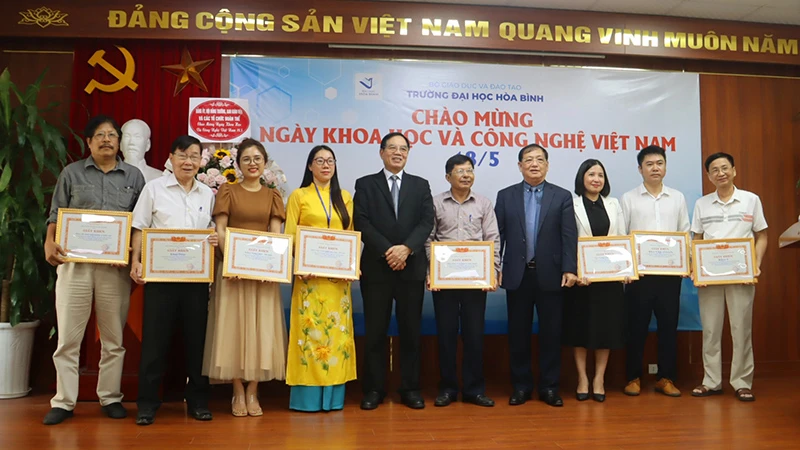 Trường Đại học Hòa Bình trao thưởng cho các tập thể, cá nhân có thành tích nghiên cứu xuất sắc.
